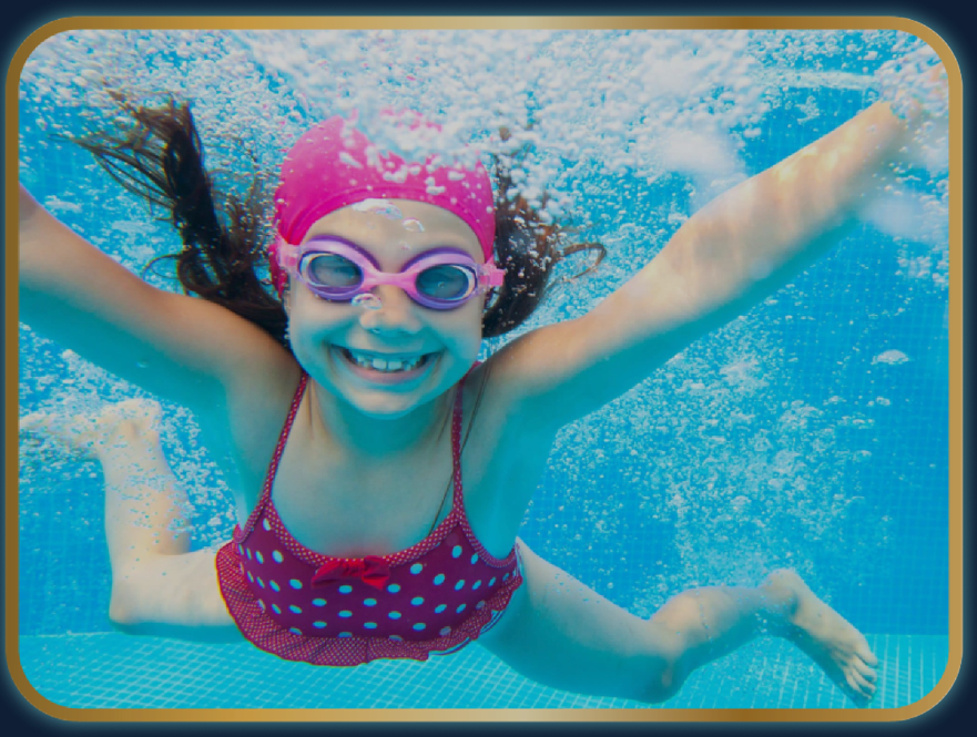 Kind schwimmt unter Wasser